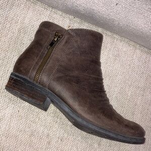 BareTraps wm’s 8 1/2 slate Ankle Boots - low heel - Yuno textile upper